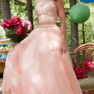 BRAND NEW PROM GOWN size 4